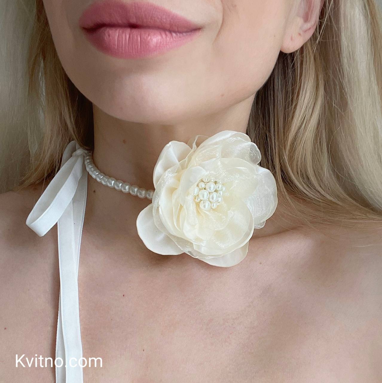 Ivory Elegant Faux Pearl Flower Choker Necklace - The Perfect Bridal Accessory for Weddings and Formal Events