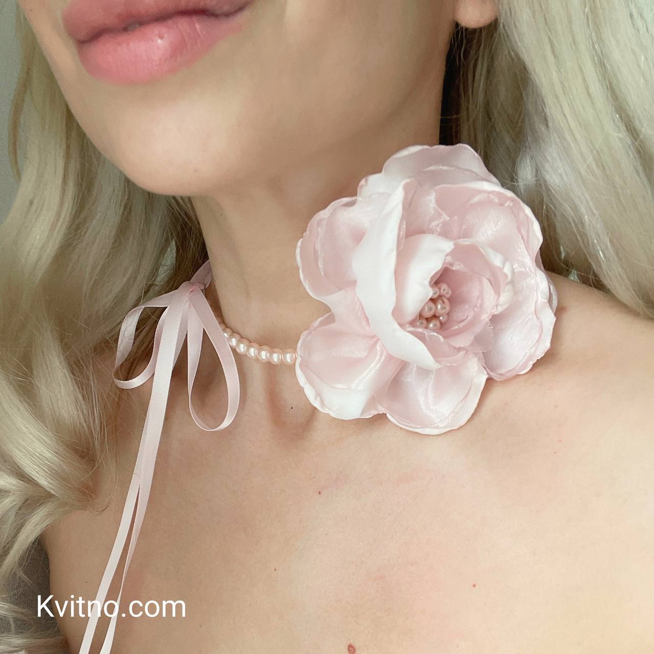 Pale Pink Elegant Faux Pearl Flower Choker Necklace - The Perfect Bridal Accessory for Weddings and Formal Events